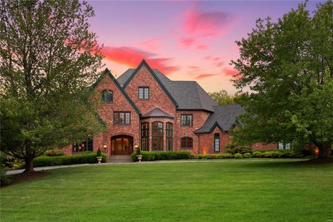 Photo of 8 Lochinvar Drive, Town and Country, MO 63131 (MLS # 22076174)