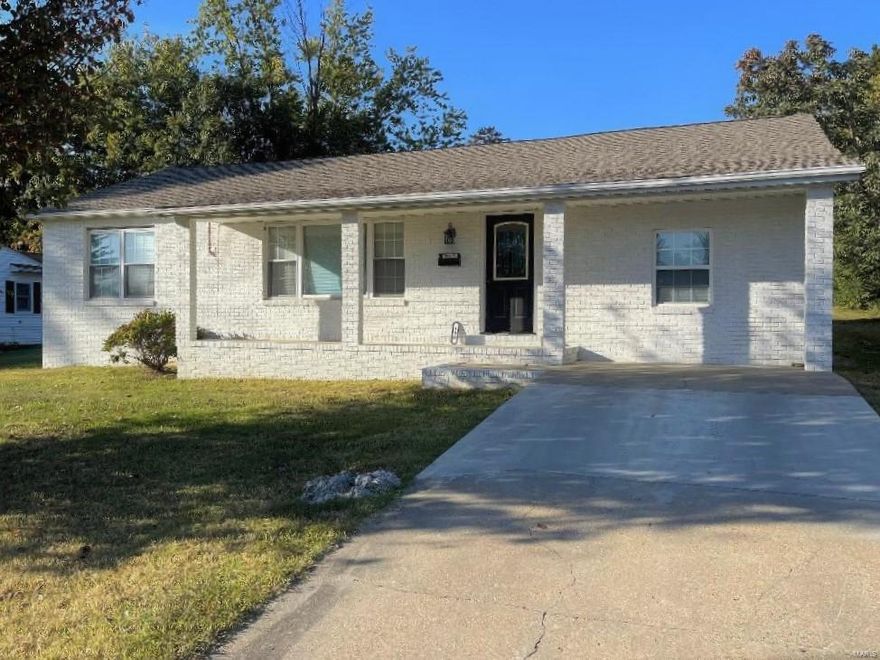 This is a great remodel!! Located within walking distance of West Park.  The property is super convenient to the interstate, hospital and several restaurants.  Best part is that the house was completely renovated! New kitchen and new bathrooms.  Fresh paint and flooring throughout.  This home is Move In Ready Don't Miss Out!!