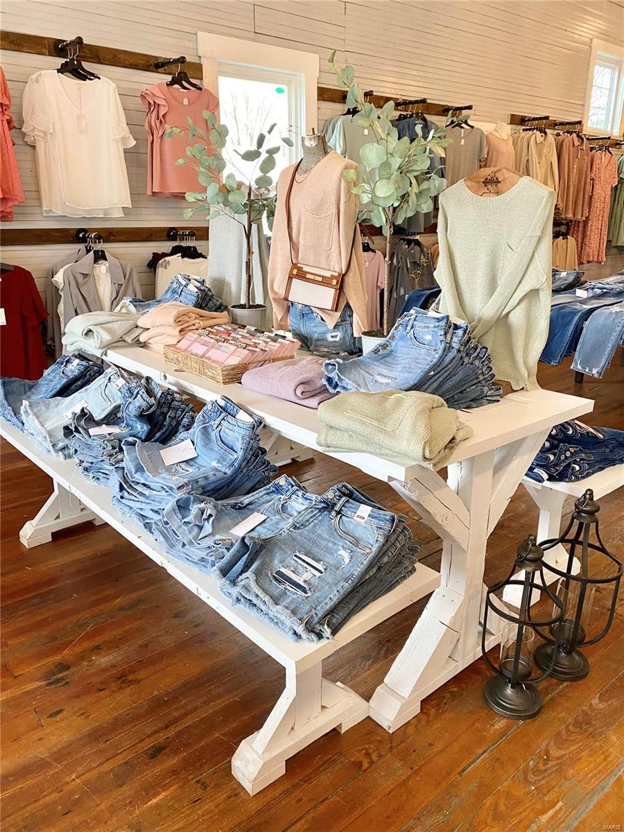 Town/Rosebud - Commercial Sale