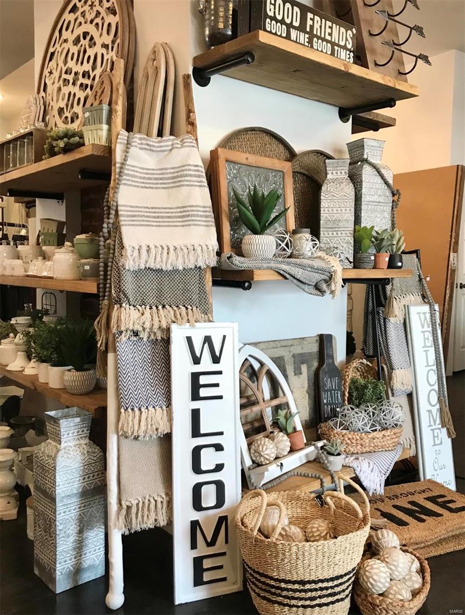 Town/Rosebud - Commercial Sale