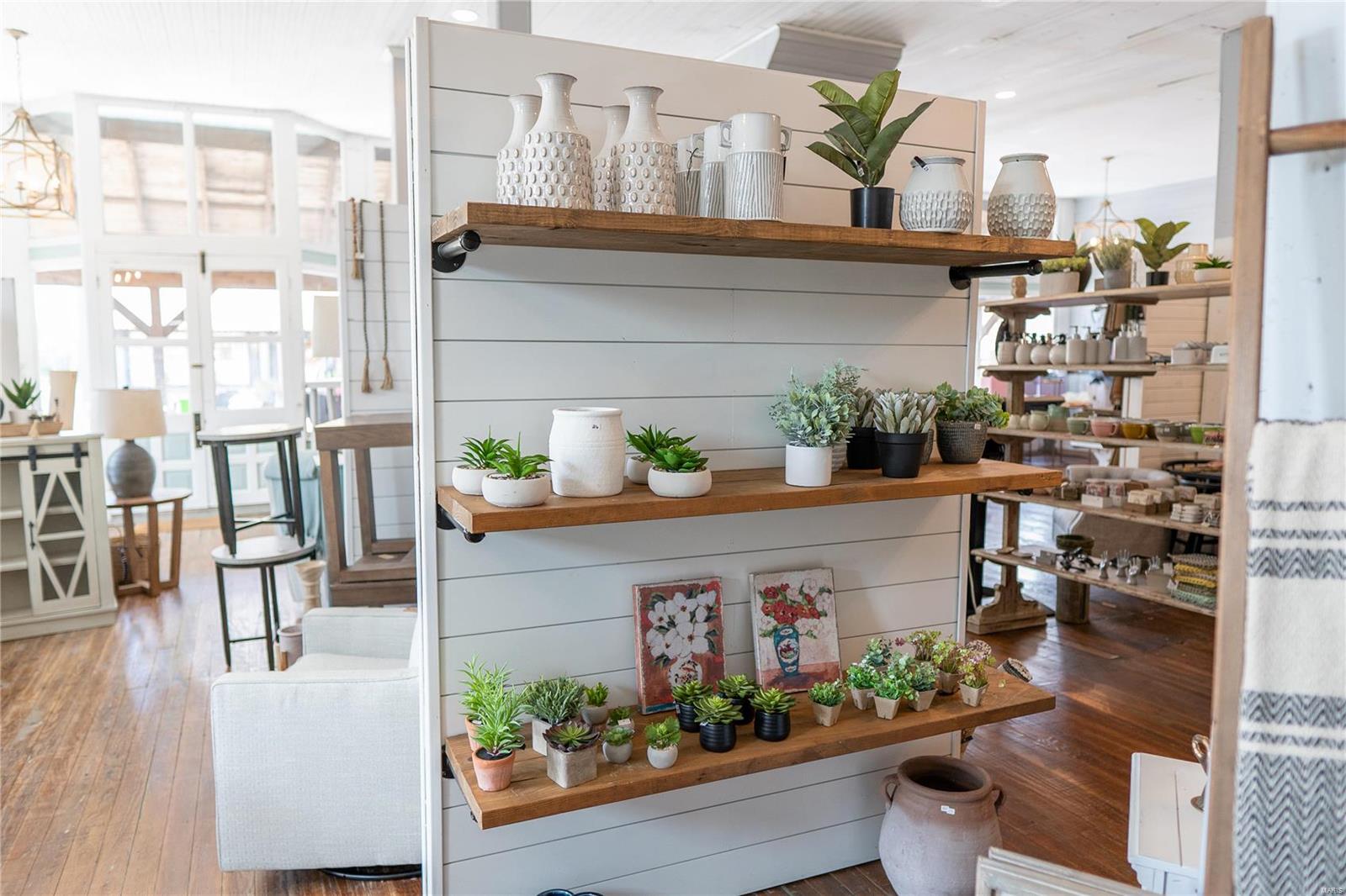 Town/Rosebud - Commercial Sale