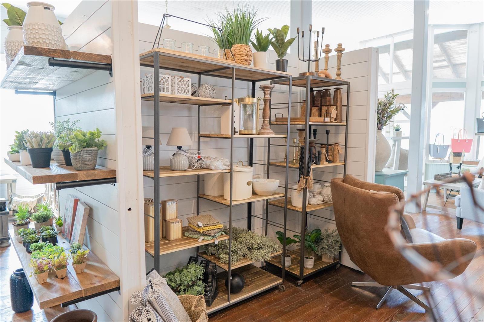 Town/Rosebud - Commercial Sale