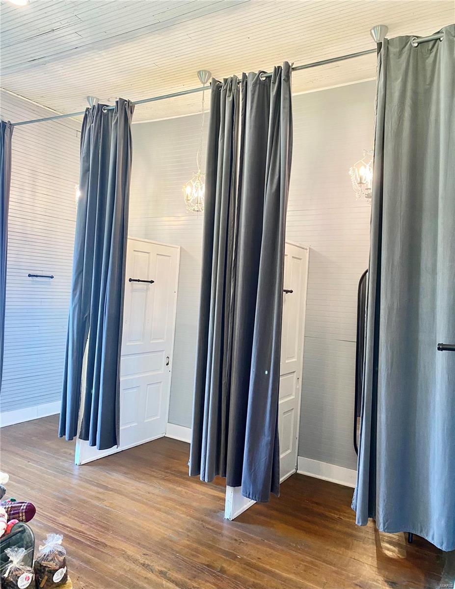 Town/Rosebud - Commercial Sale