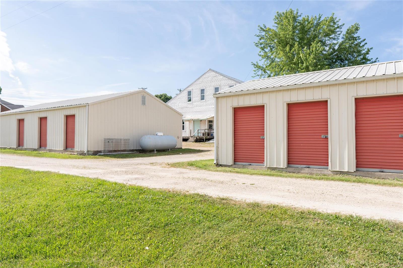 Town/Rosebud - Commercial Sale