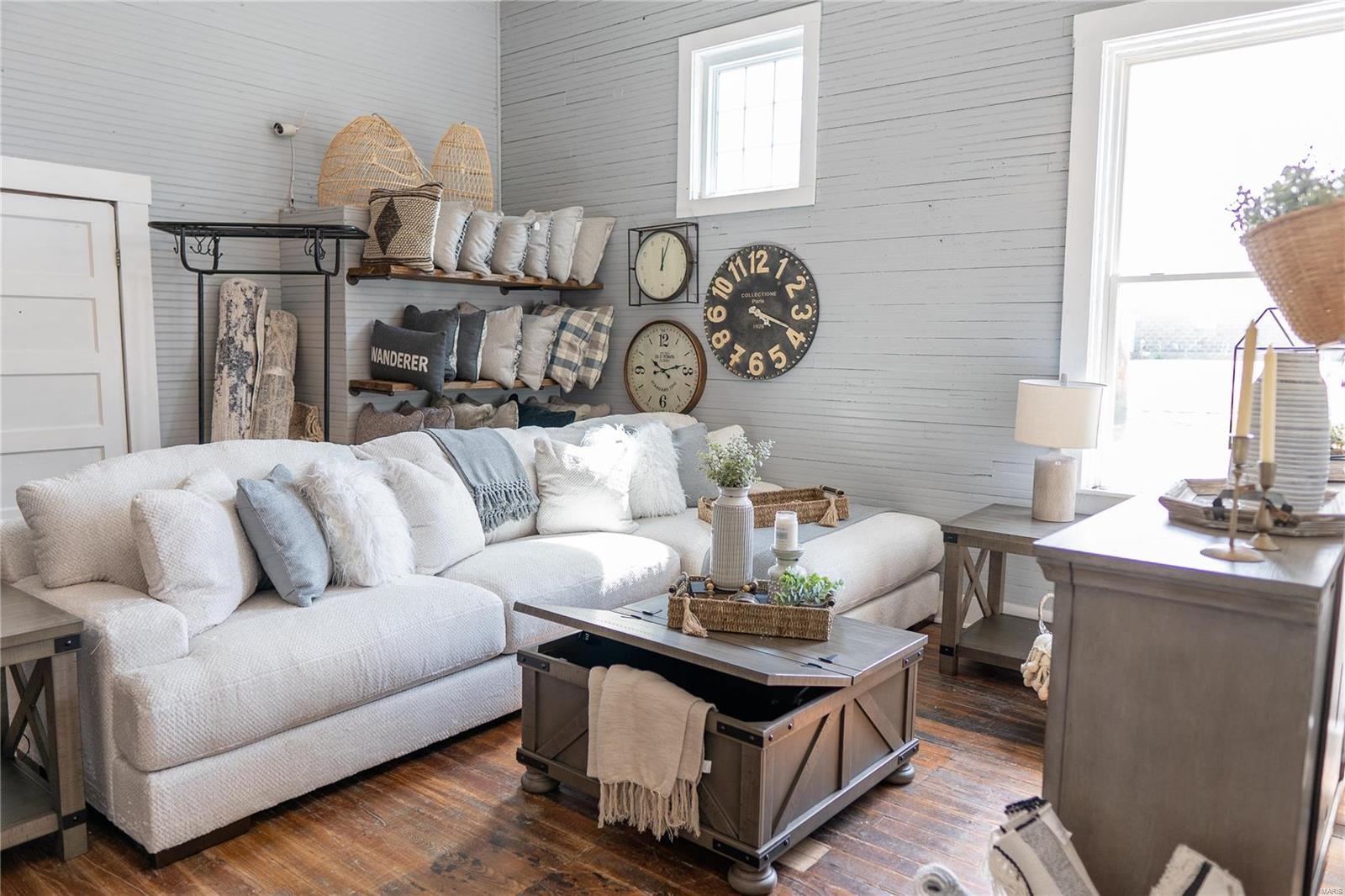 Town/Rosebud - Commercial Sale