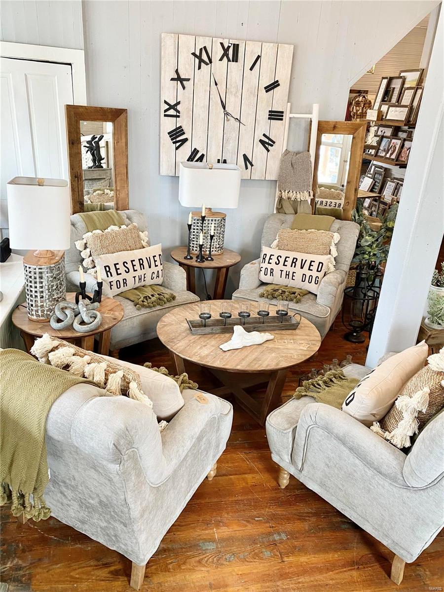 Town/Rosebud - Commercial Sale