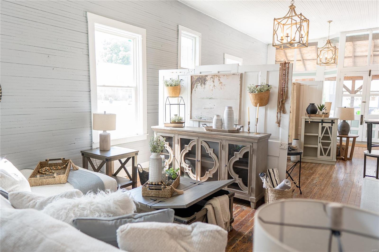 Town/Rosebud - Commercial Sale