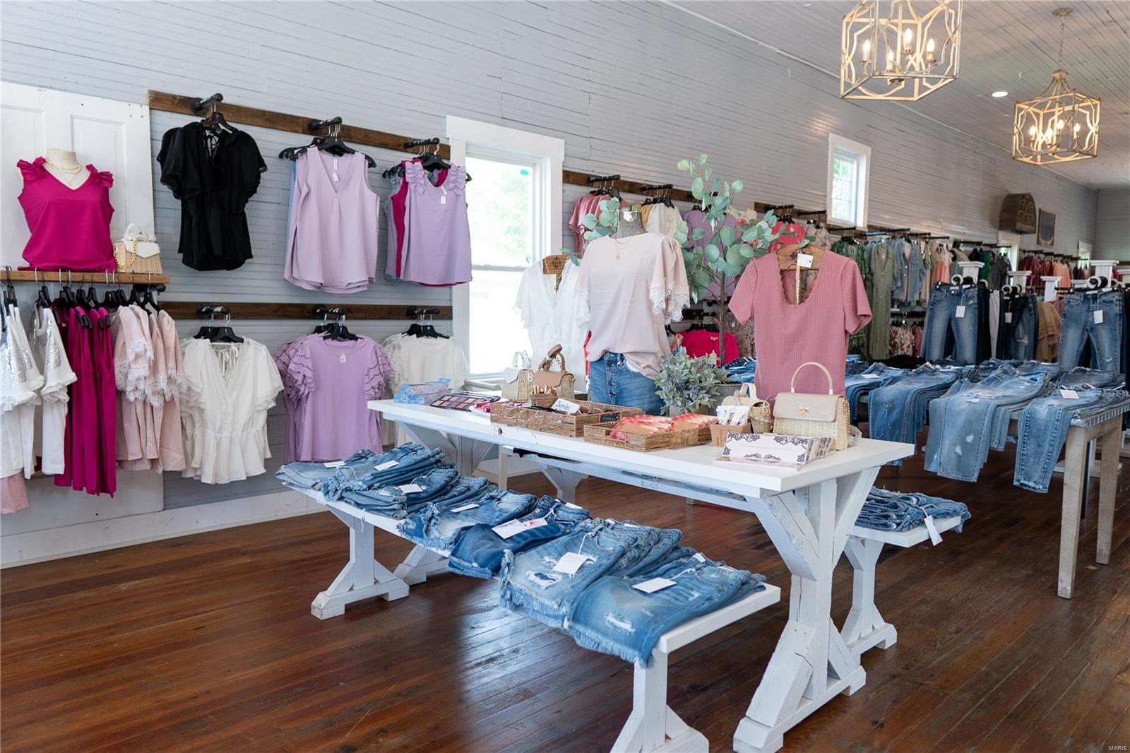 Town/Rosebud - Commercial Sale