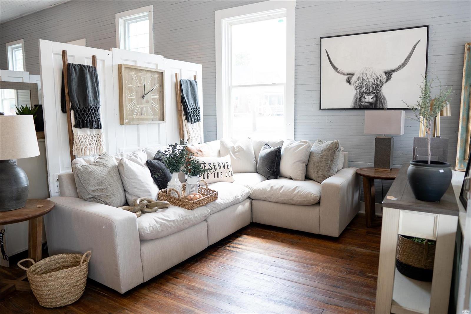 Town/Rosebud - Commercial Sale