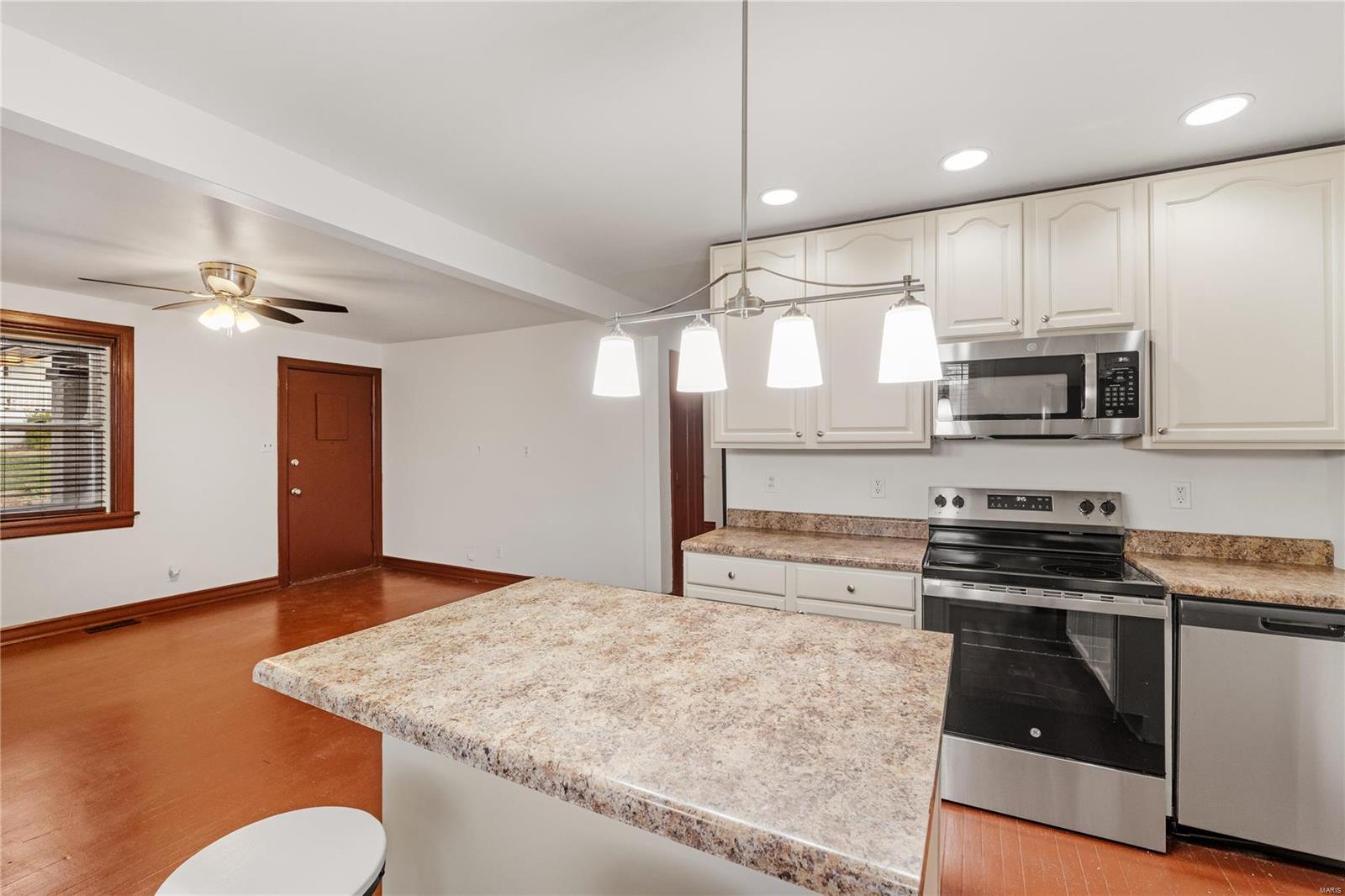 St Louis, Missouri 63125, United States, 2 Bedrooms Bedrooms, ,1 BathroomBathrooms,Residential,Pending,22400