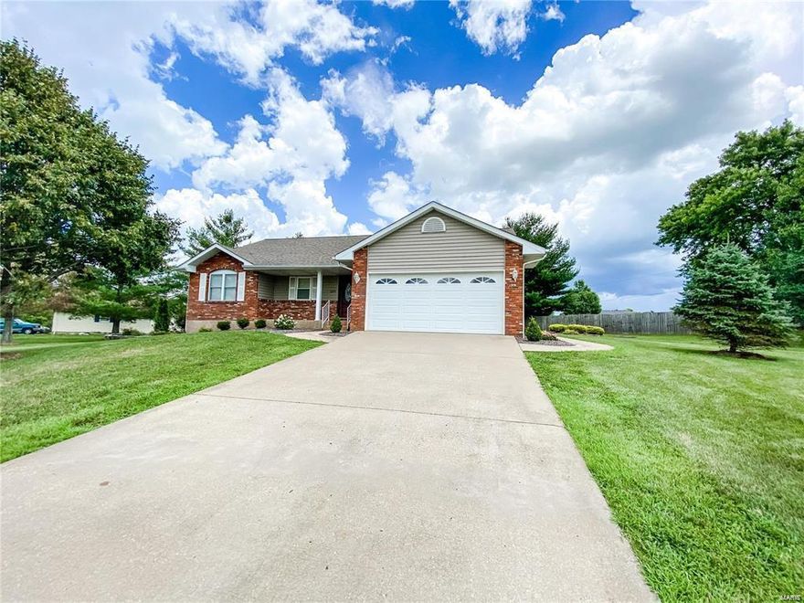 Well maintained 3 bed 2 bath home features Vaulted ceiling, gas fireplace, hardwood floor, granite counter tops and an expansive master suite. Full unfinished basement roughed in for a third bath and a nice screened in porch overlooking a well manicured yard with plenty of shade and recently updated landscaping. Located on a lightly traveled street in Pine Castle Estates.