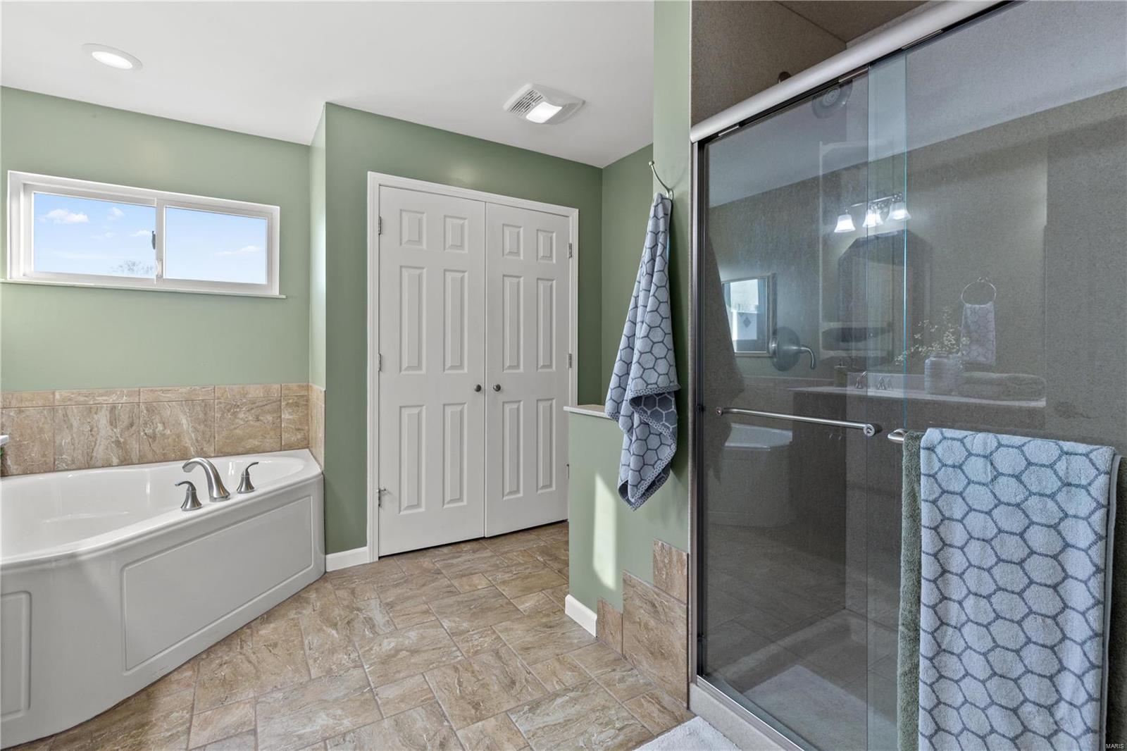 St Peters, Missouri 63376, United States, 4 Bedrooms Bedrooms, ,3 BathroomsBathrooms,Residential,Pending,28440