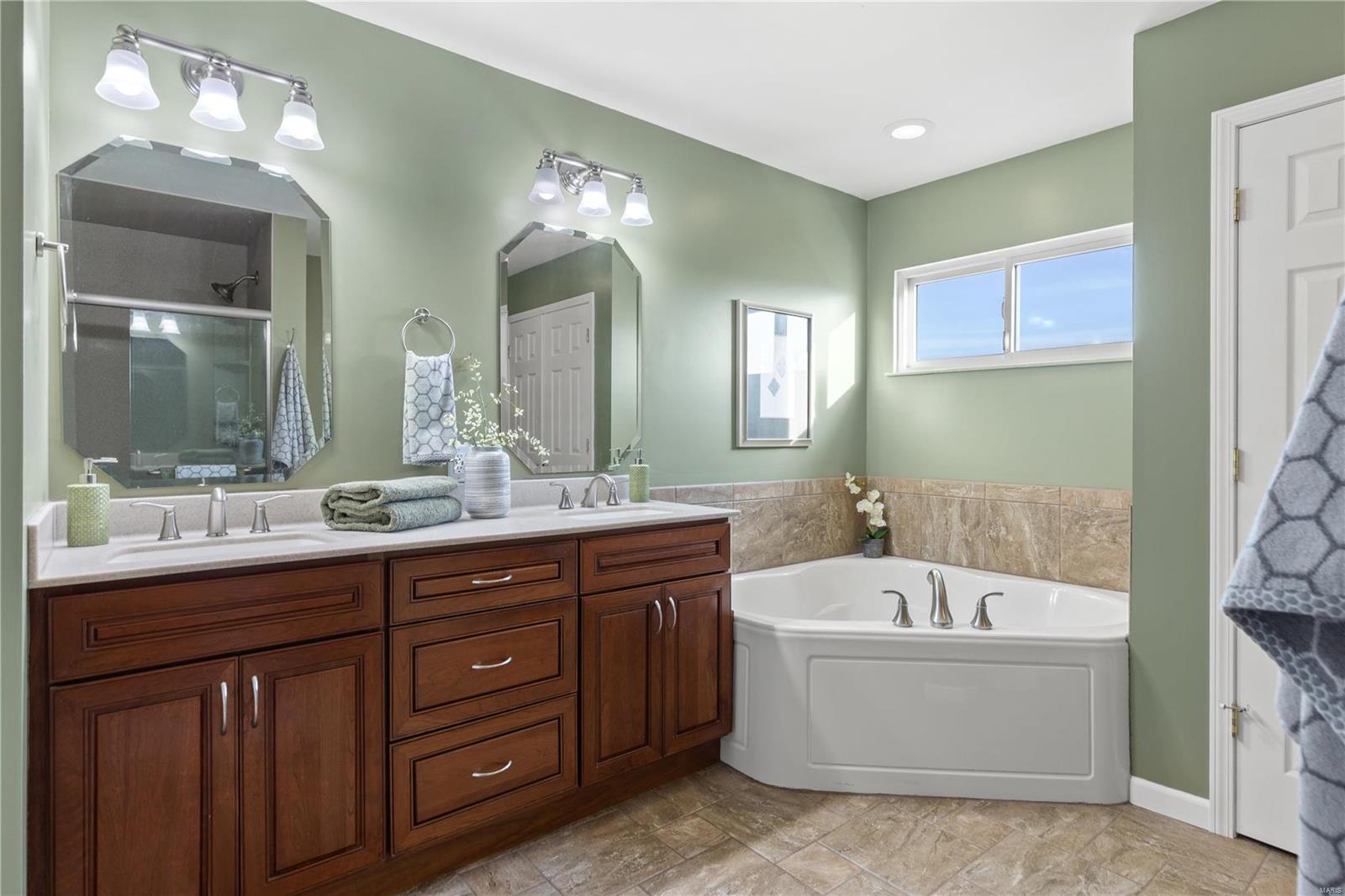 St Peters, Missouri 63376, United States, 4 Bedrooms Bedrooms, ,3 BathroomsBathrooms,Residential,Pending,28440