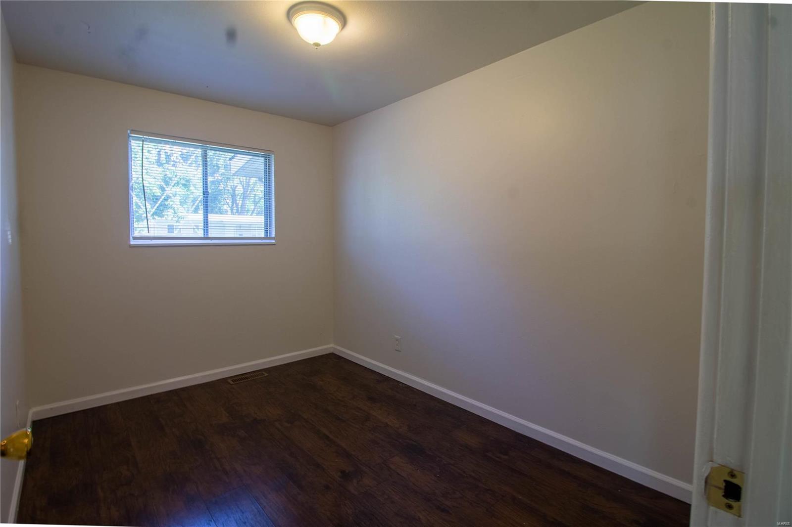 Florissant, Missouri 63031, United States, 2 Bedrooms Bedrooms, ,1 BathroomBathrooms,Residential,Pending,40984
