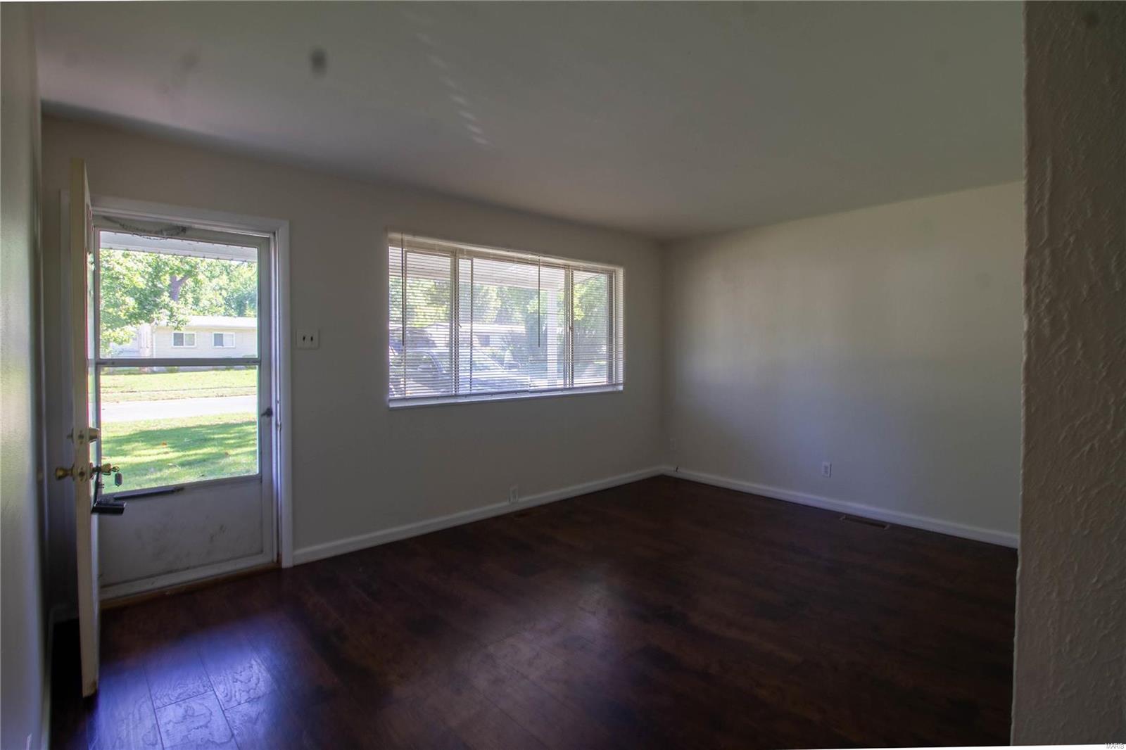 Florissant, Missouri 63031, United States, 2 Bedrooms Bedrooms, ,1 BathroomBathrooms,Residential,Pending,40984