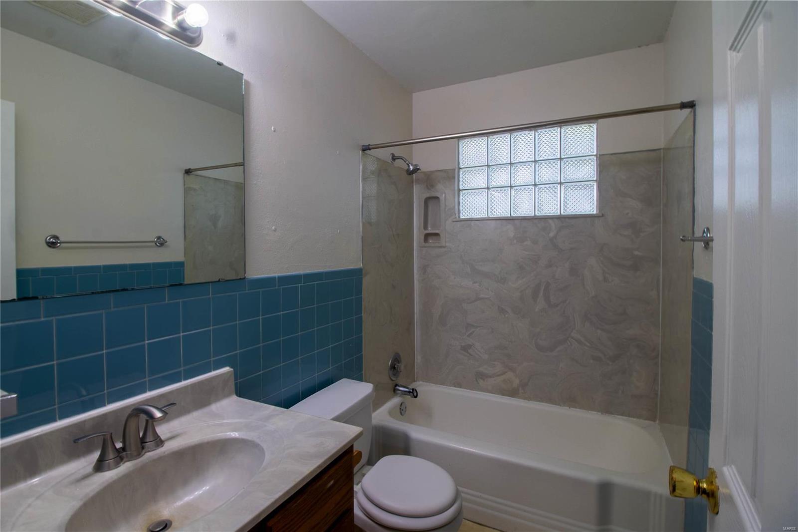 Florissant, Missouri 63031, United States, 2 Bedrooms Bedrooms, ,1 BathroomBathrooms,Residential,Pending,40984