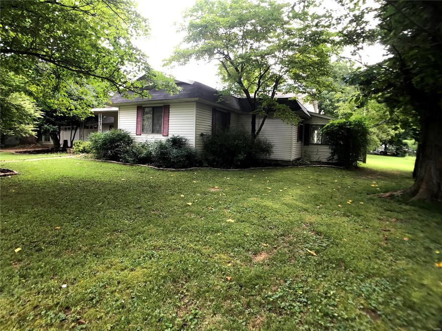 Ranch style 3 bedroom 3 bath 2091 sq. ft. home in Naylor MO.  Open floor plan with living room, dining/kitchen/breakfast nook.   Den area with built in shelfs. Recently remodeled sun room on south facing side of home. Spacious bedrooms with large closets.  Attached 2 car garage. Utility room with sink and folding area, counter and storage cabinets. Walking distance to Naylor school on paved street. Additional Rooms: Mud Room, Sun Room