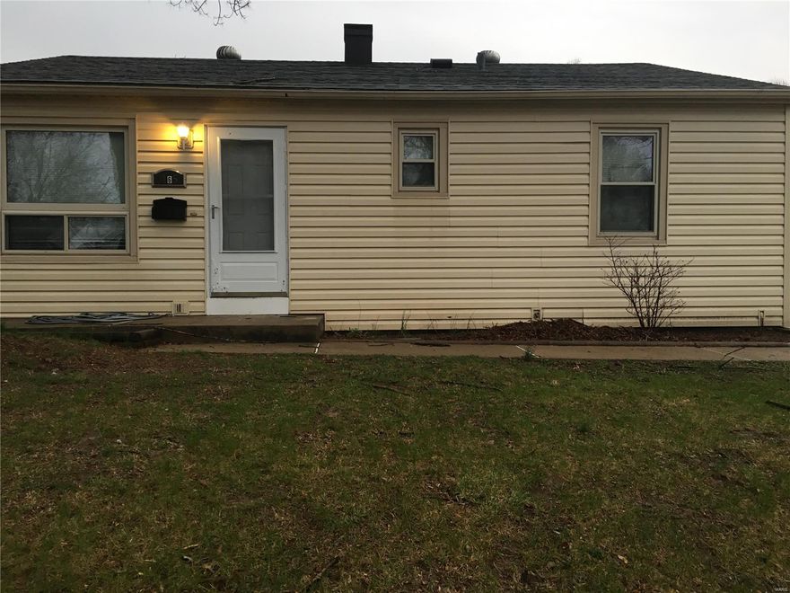 CALLING ALL INVESTORS AND OWNER OCCUPIED CLIENTS...  WITH JUST A LITTLE TLC THIS HOME IS A BEAUTY. 3 BEDROOM,
1 FULL BATH AND A EAT IN KITCHEN. NICE CLEAN BASEMENT. BEAUTIFUL LEVEL BACK YARD FOR ALL YOU SUMMER FUN ENTERTAINMENT. THIS PROPERTY IS BEING SOLD AS IS SELLER TO DO NO INSPECTIONS AND/OR REPAIRS...THIS WON'T LAST LONG.