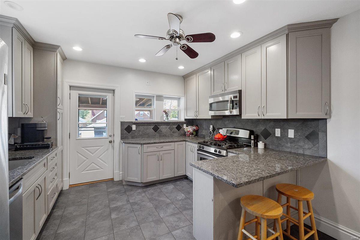 St Louis, Missouri 63109, United States, 4 Bedrooms Bedrooms, ,3 BathroomsBathrooms,Residential,Pending,115496