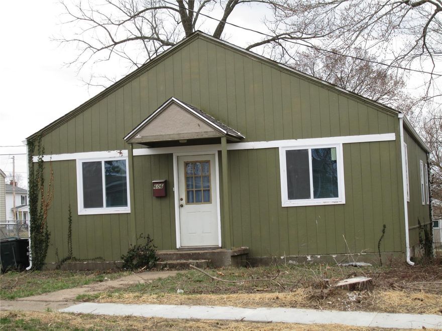 A little charmer. New roof and gutters in January 2021. Fully furnished . Just perfect for those college students or anyone just starting out. Has 3 bedrooms, 1.5 baths. Washer and dryer. Low utilites. Termite Guarantee to 2029.
