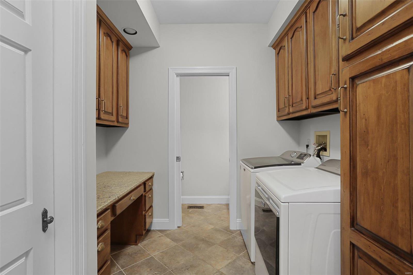 Kingspointe 1 - Residential