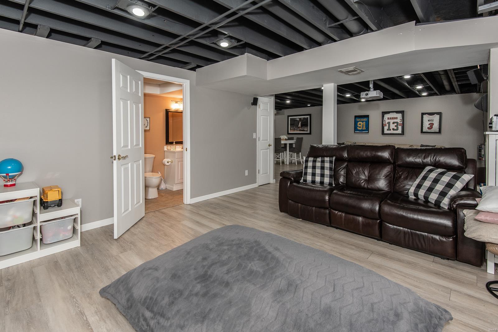 St Charles, Missouri 63304, United States, 4 Bedrooms Bedrooms, ,4 BathroomsBathrooms,Residential,Pending,120527