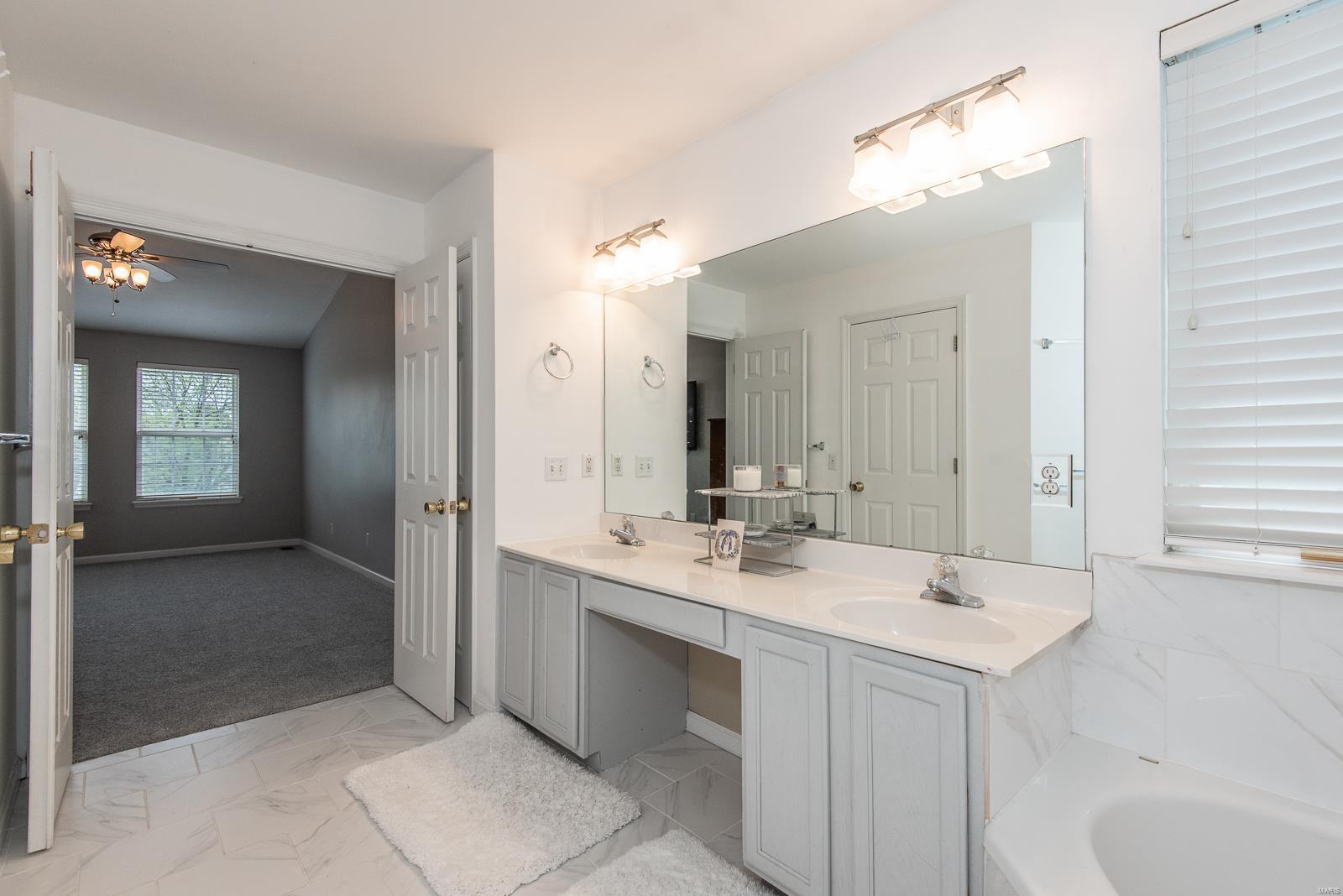 St Charles, Missouri 63304, United States, 4 Bedrooms Bedrooms, ,4 BathroomsBathrooms,Residential,Pending,120527