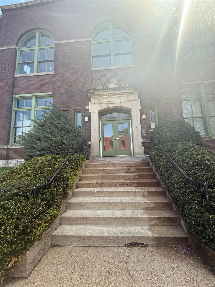 4242 Laclede Avenue 221