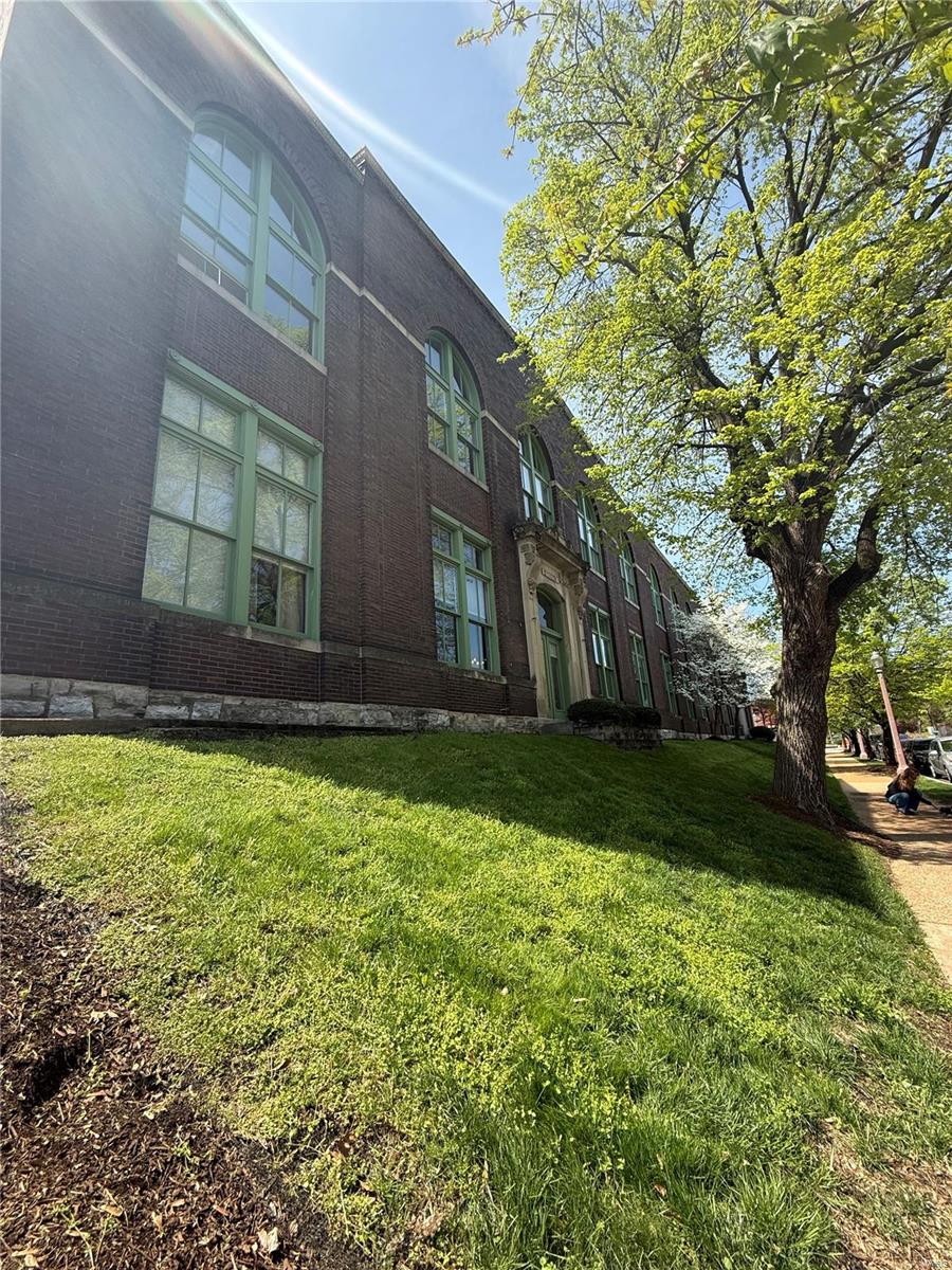 4242 Laclede Avenue 221
