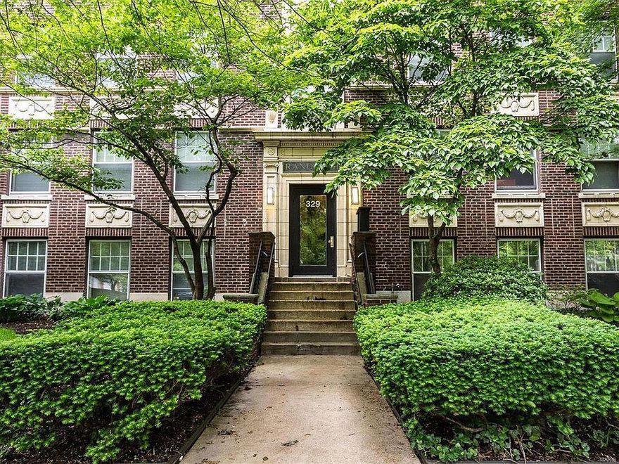 Welcome to this darling condo located in one of the lovely Randolph buildings. With approximately 600 sq. ft., you'll be amazed at how spacious it feels! The well-designed layout includes an entry hall, dining area, and a seamlessly flowing living room and kitchen. Just a couple of steps up, you'll find a cozy bedroom and a full bath. 
This condo boasts in-unit laundry and large windows that flood the space with natural light. You'll also have an assigned parking spot in the garage and access to the building's gym. 
The location is unbeatable! Enjoy walking to Forest Park, local restaurants, and the Metrolink, with easy access to almost everything. Don't miss out on this gem! Location: Lower Level