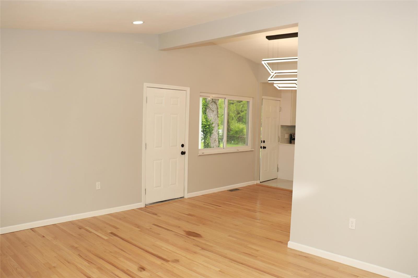 Florissant, Missouri 63033, United States, 3 Bedrooms Bedrooms, ,2 BathroomsBathrooms,Residential,Pending,123915