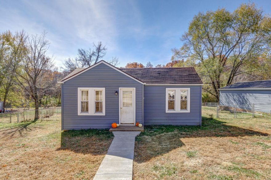 Look at this charming little home located in the heart of West County School District, 2 bedroom 1 bath offering just shy of 1000 sq ft with a large fenced in backyard and a detached garage. Priced great for someone looking to buy their first hom or someone looking to downsize. Call today to set up your showings.