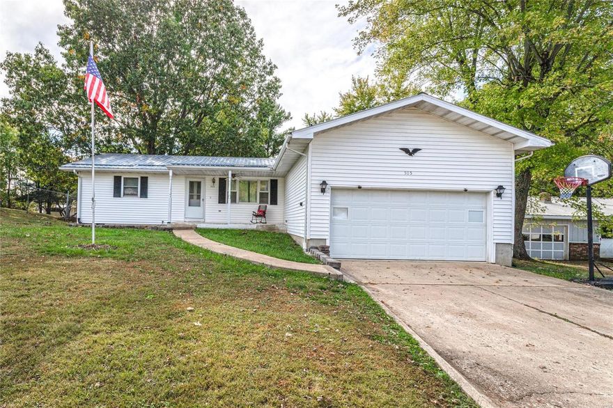 Take a look at this great 3 bed, 2 bath ranch style home in the heart of Richland. Walk in and notice the large living room, and split bedroom floor plan. Living room flows nicely to the galley style kitchen, that leads to an extra enclosed sunroom with a pool table! Need space outside? Have a seat on the composite deck, or enjoy a nice fire in the mostly level lot. This home will not last long!