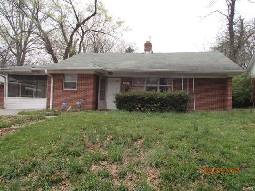 This charming ranch home is a must see! It features 3 bedrooms, 1 bathroom, screened in porch and so much more. Hurry this will not last long at this great price! Seller shall pay a real estate commission pursuant to the listing agreement between Seller and Seller's listing broker however, no commission shall be paid nor credit given, to a Purchaser who is a real estate licensee or selling agent if the seller agent is also the buyer. This includes any broker or brokerage firm with which Purchaser is affiliated. Additionally, no commission will be paid to a licensee representing his or her spouse who is a Purchaser. SpecialListingConditions: Foreclosure