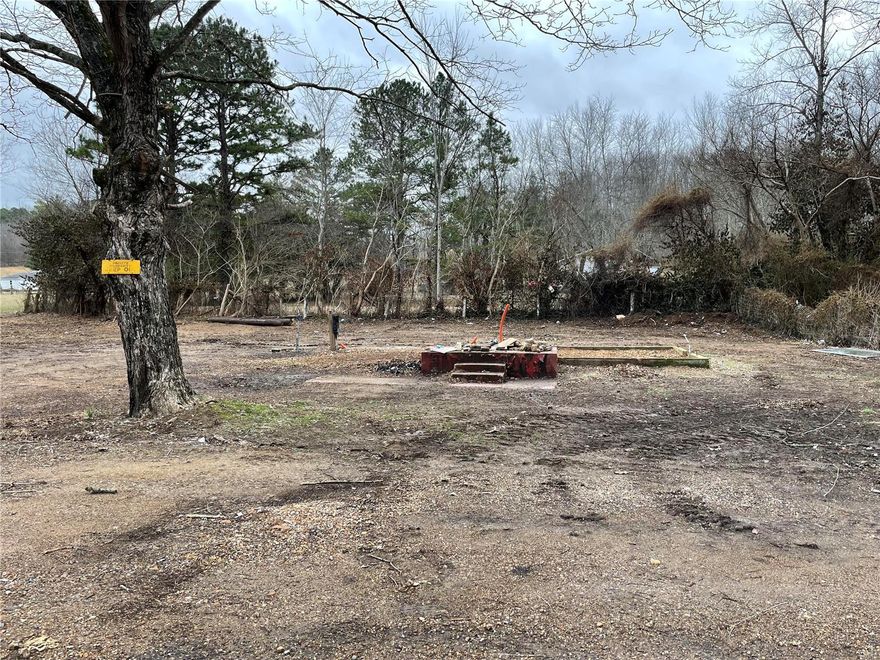 Lot is located at the end of a dead end street. All city utilities are available. Ready for your new home or mobile home.