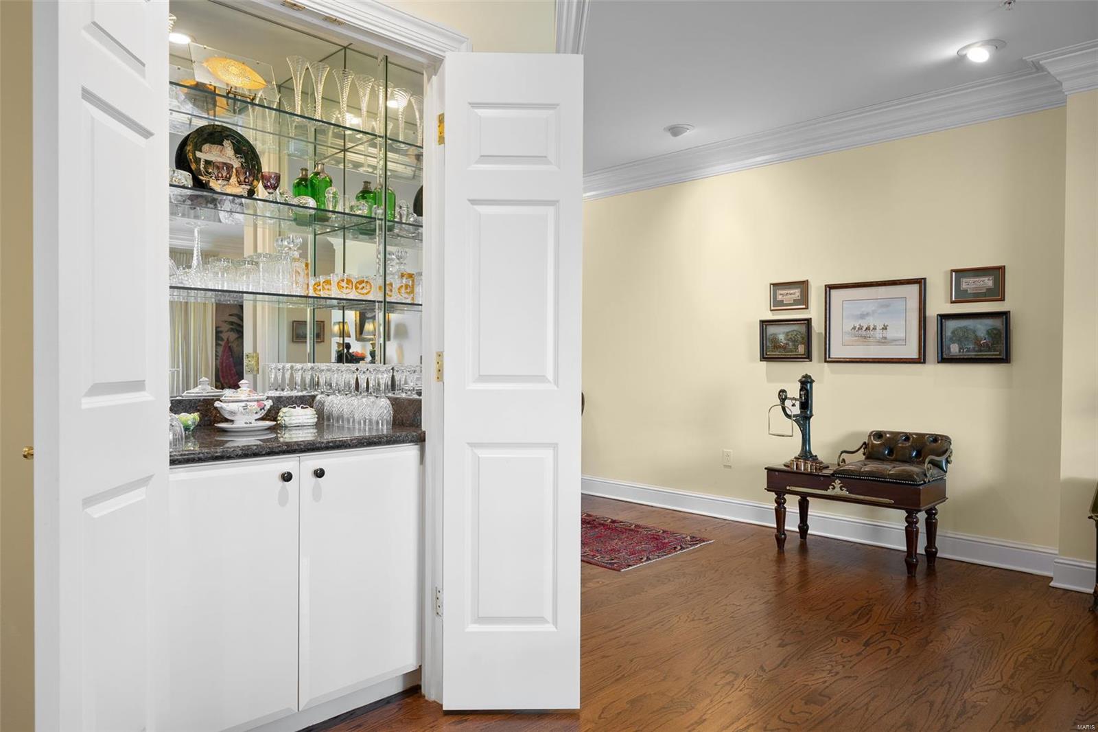 Residence At 800 S Hanley A Condo - Residential