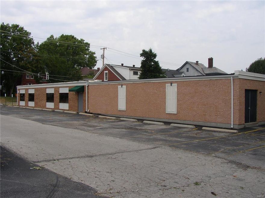 Office or Retail Building for Lease.

High Visibility, convenient access to Hwy 70/370. In the hear of shopping, dining. Close to Count House and Historical St. Charles (Main Street.)

Owner is licensed Broker in the State of Missouri Location: City