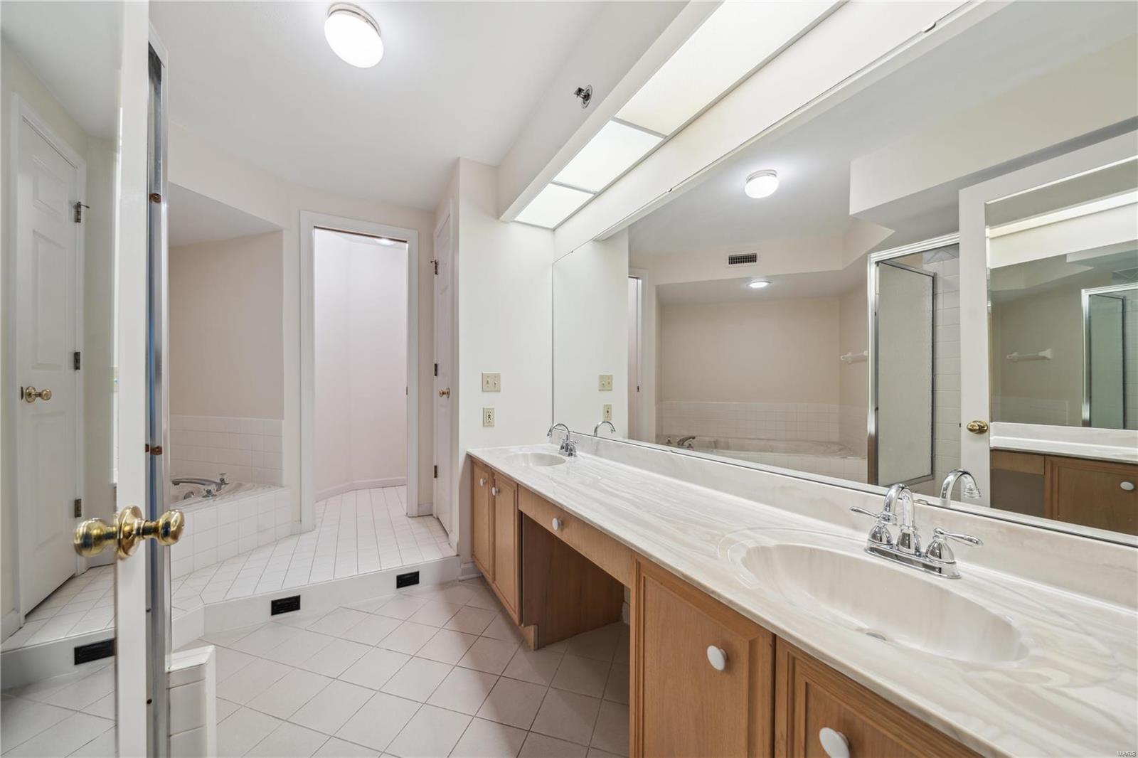 Villas At Golfview Condo The - Residential