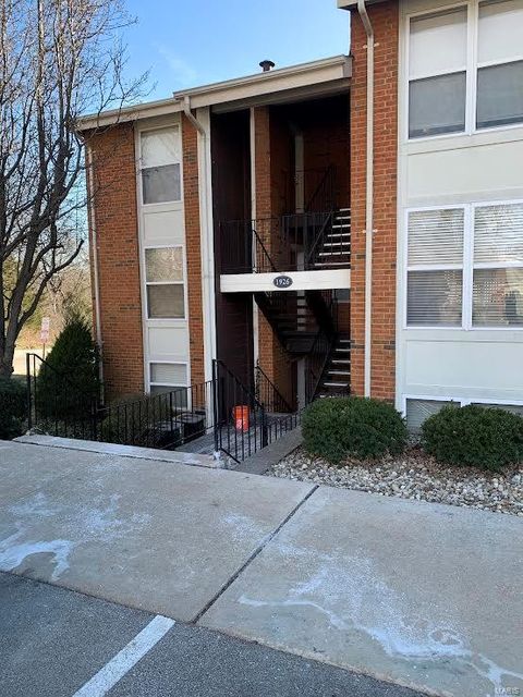 1926 Green Point DR  #201 Kirkwood MO 63122