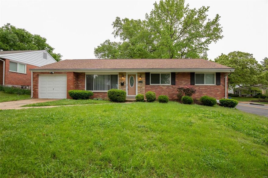 Look no further 1000 Laval is the perfect place to call home! Move in ready with nothing left to do! Freshly painted, gleaming hardwood, and new carepting in bedrooms. Custom cabantry, granite counter tops and stainless steal appliances.  Three bedroom and updated bathrooms make this house even better!  Spaciuos sunroom overlookimg Ruth Park Golf course.  Extra bonus room off the dining room perfect for a home office, play room or den. Dont forget to check out the finished lower level.  Laundry and storage area in basement too. Additional Rooms: Sun Room