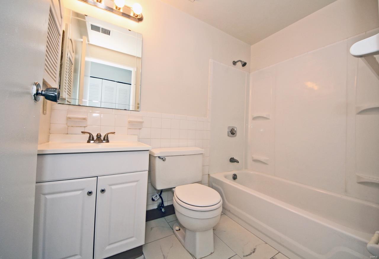 Debaliviere Place - Residential Income