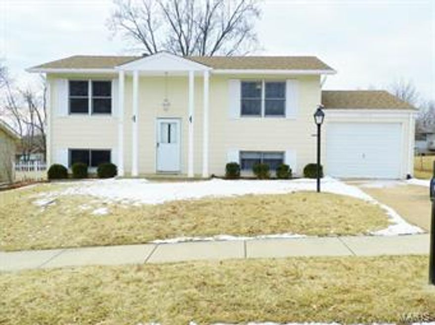 ROCKWOOD SCHOOL DISTRICT and LOCATION is what will bring you to this house, the meticulous care and what it has to offer will make you stay! Close to schools and shopping. 3 bdrm/2 full bath home. 1425 sq ft.  Roof (2012), newer gutters, SS 5-burner gas stove and dishwasher, newly painted throughout, newer thermostat, disposal and laminate wood floors. Bathrooms have ceramic tile and look gorgeous. Closet space is not a problem, Mstr Bedroom has a closet system to give you the most space possible. Off the kitchen is a great deck that leads to a HUGE AND LEVEL back yard that is fenced. The newer patio is a great place for a BBQ while entertaining. Plenty of room !  
A TRULY MOVE IN READY HOME!