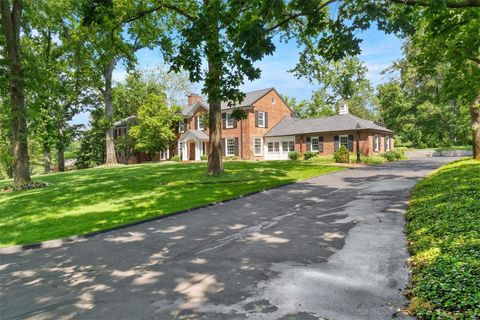Photo of 7 Greenbriar Drive, Ladue, MO 63124 (MLS # 23032139)