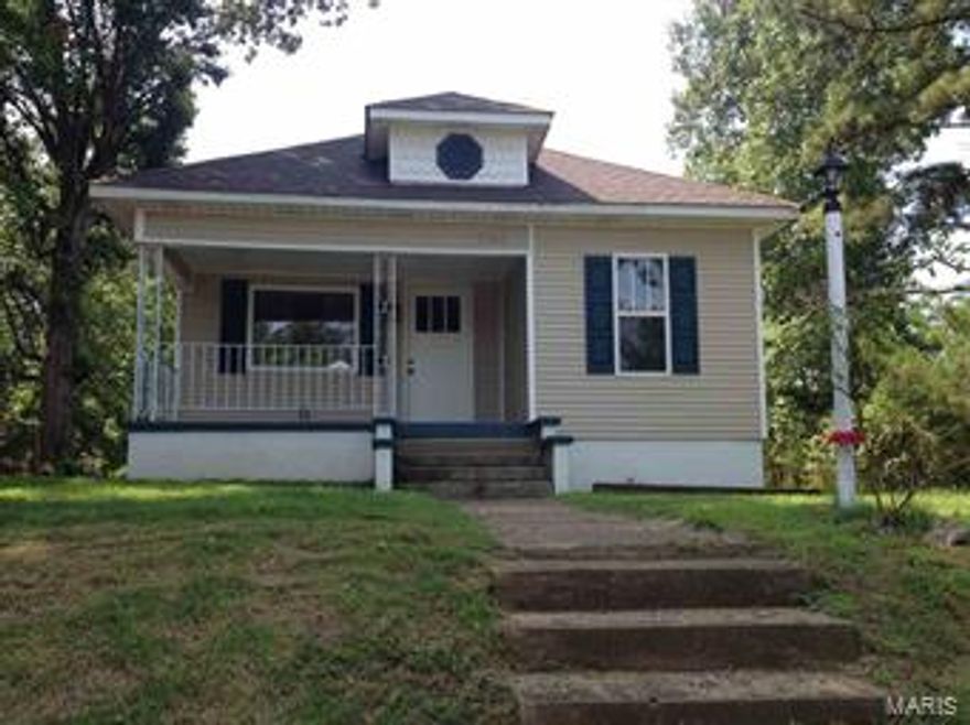 Remodeled in 2015. This 3 bedroom 1 +3/4 bath home would be great for first time home buyer.  New siding, windows, flooring & some new drywall.  This home is nestled in central Poplar Bluff & waiting for it's new owner.