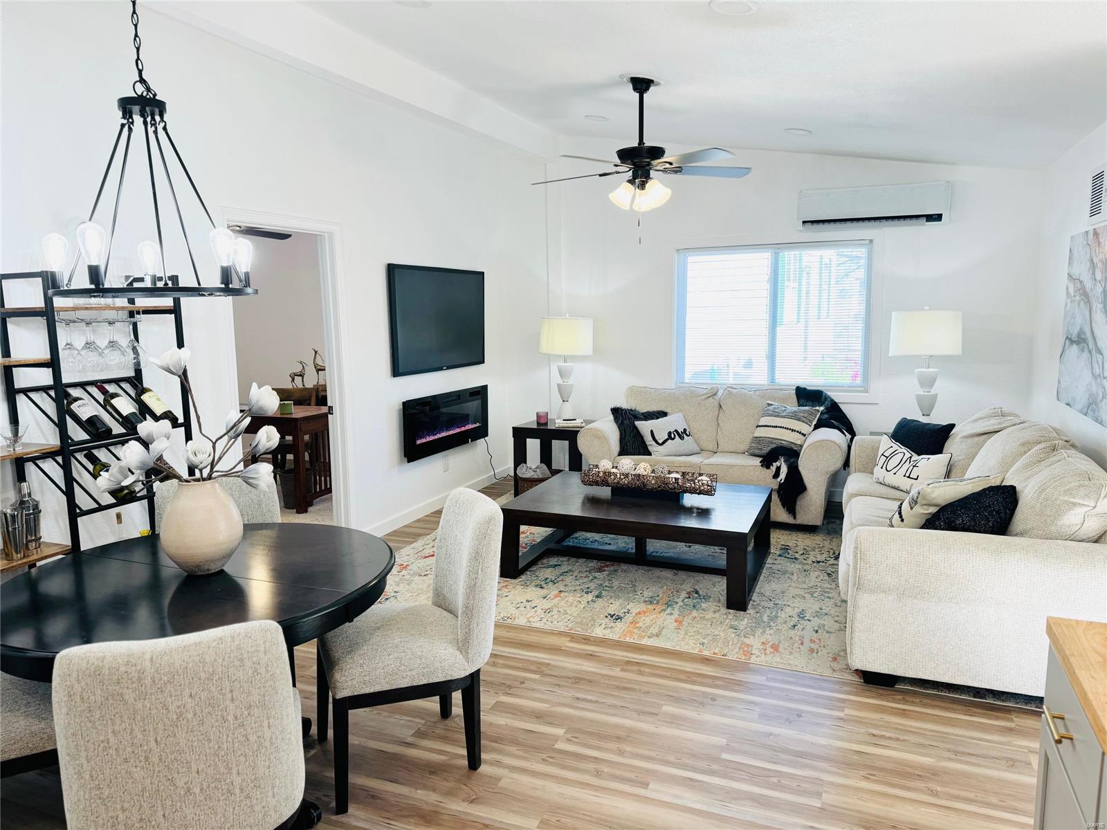 Granite City, Illinois 62040, United States, 3 Bedrooms Bedrooms, ,2 BathroomsBathrooms,Residential,Pending,33324