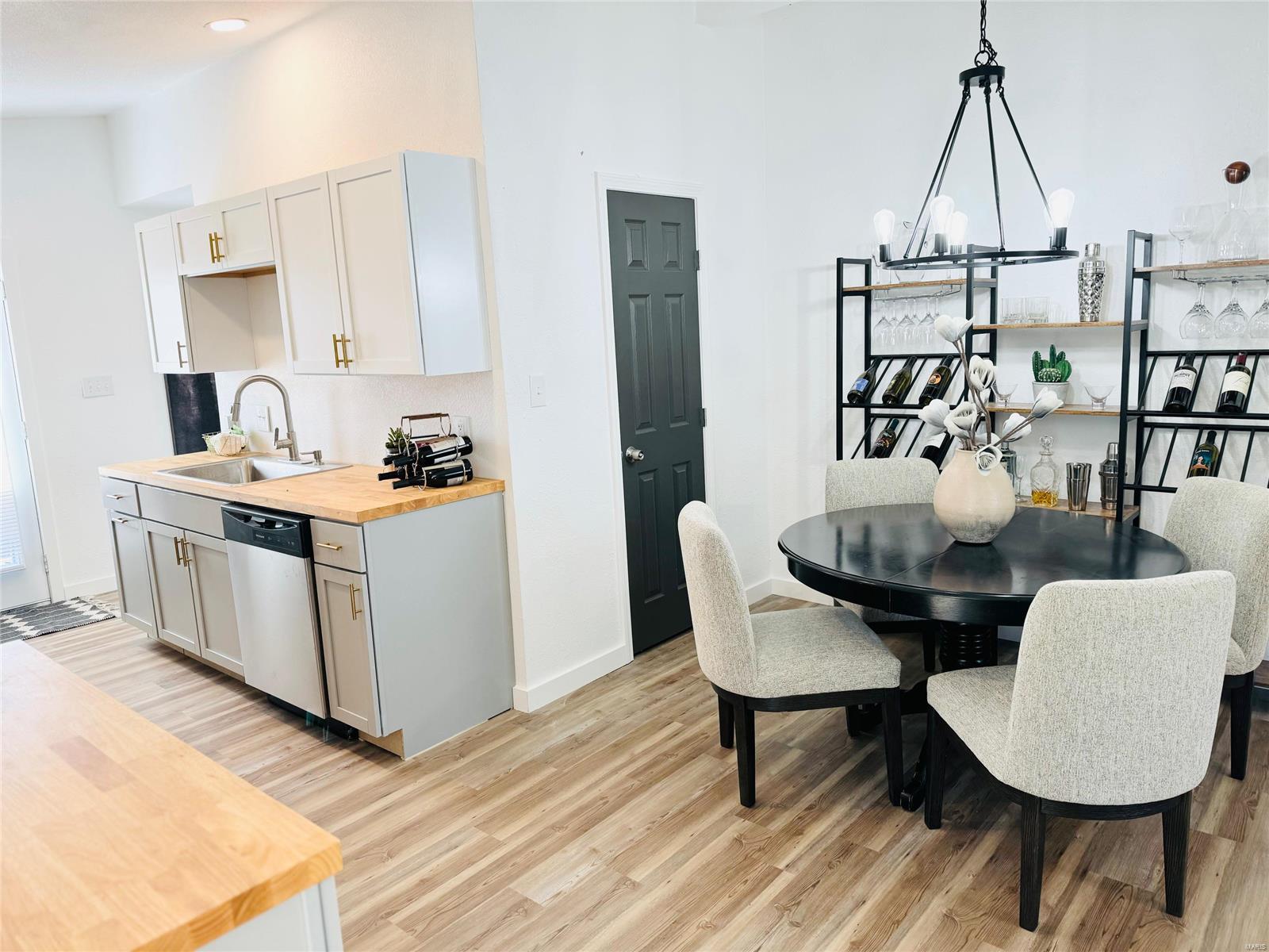 Granite City, Illinois 62040, United States, 3 Bedrooms Bedrooms, ,2 BathroomsBathrooms,Residential,Pending,33324