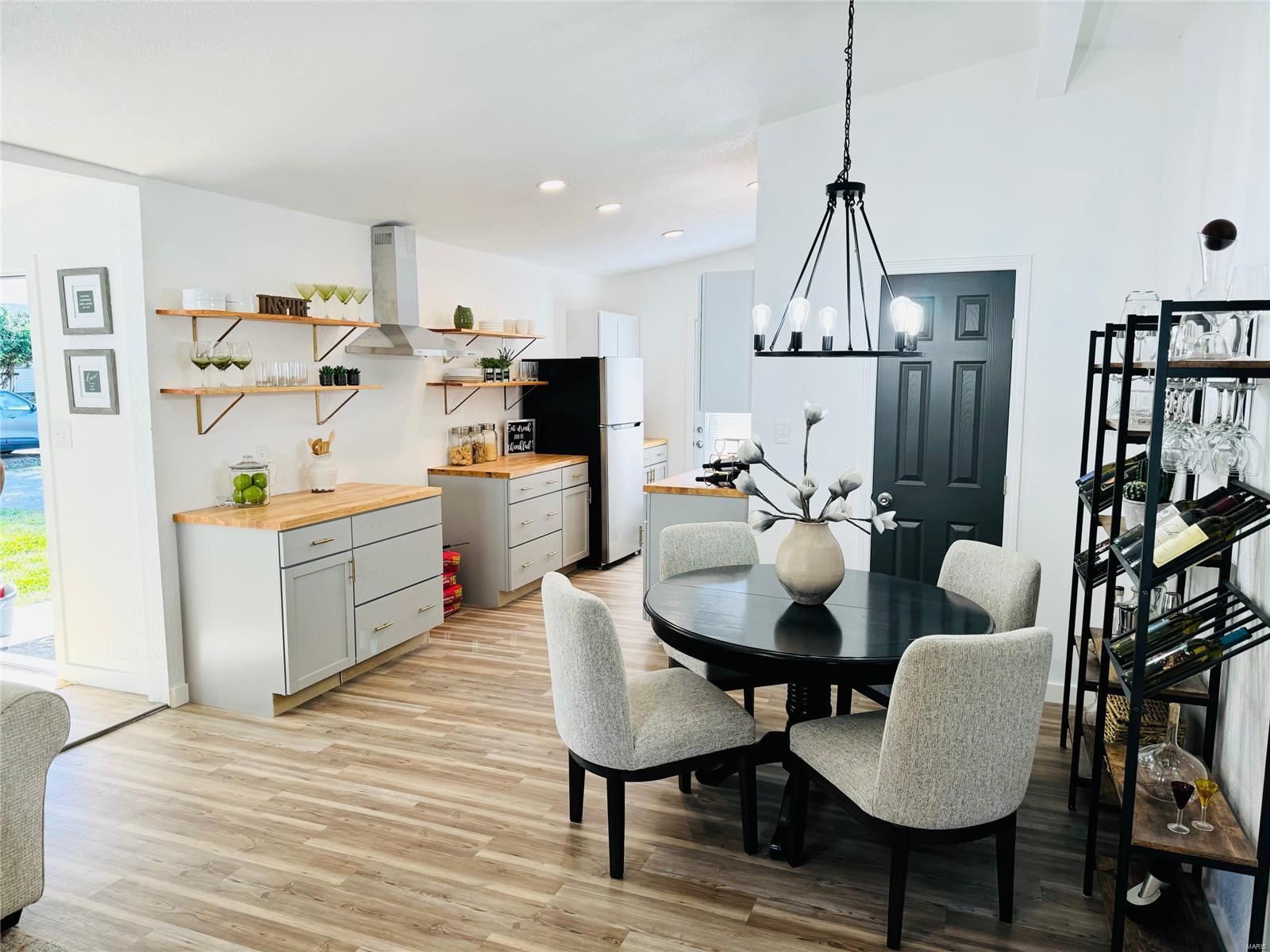 Granite City, Illinois 62040, United States, 3 Bedrooms Bedrooms, ,2 BathroomsBathrooms,Residential,Pending,33324