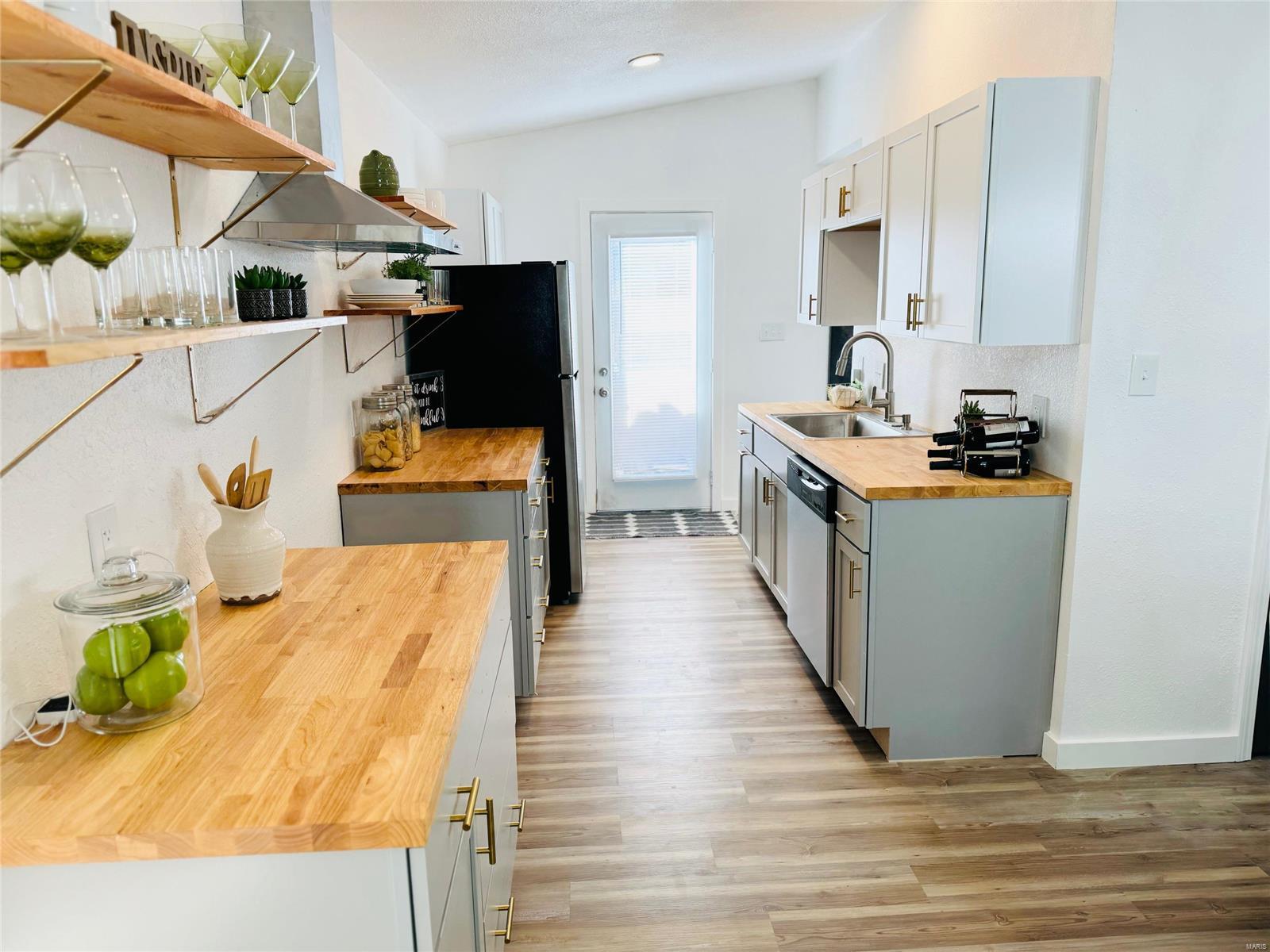 Granite City, Illinois 62040, United States, 3 Bedrooms Bedrooms, ,2 BathroomsBathrooms,Residential,Pending,33324