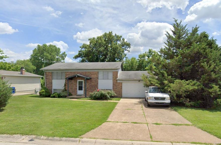 This charming home offers 3 bedrooms, 1.5 bathrooms, and a total of 7 rooms across 864 square feet of living space. Spread over 2 stories, this residence features a bright and inviting living area, perfect for relaxation and entertainment. The home is equipped with forced air heating and cooling features for year-round comfort.

The exterior is constructed with durable hardboard and topped with an asphalt shingle roof. Enjoy the convenience of a spacious lot, providing ample room for outdoor activities and future landscaping ideas.

Located in a desirable neighborhood, this home is close to schools, shopping, dining, and parks. Don’t miss the opportunity to make this wonderful property your new home. Schedule a showing today!