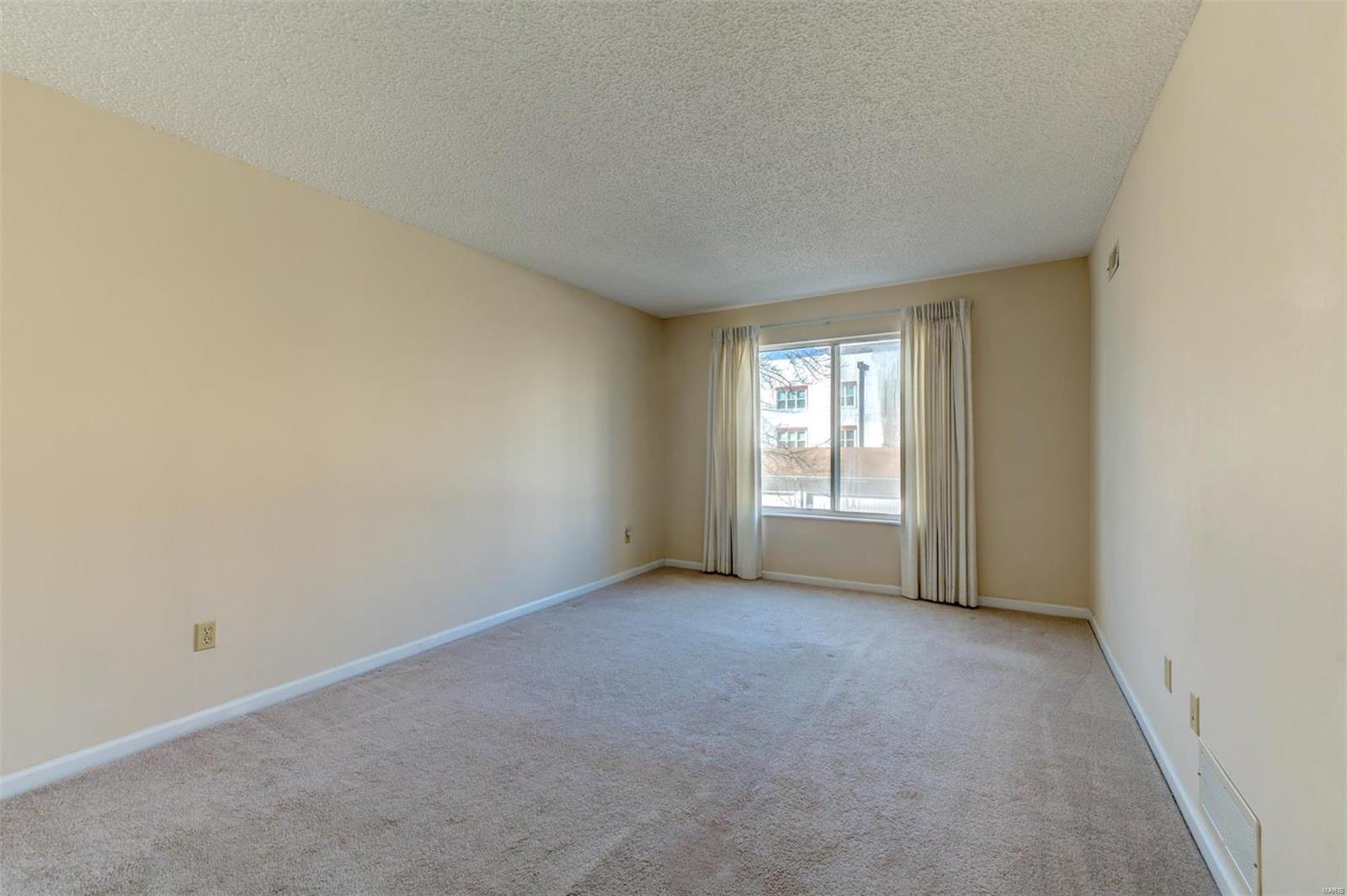 Carriage House Manor Condo Ph - Residential